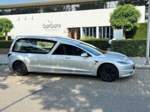 Tesla-rouwauto-Barbara-Uitvaartverzorging